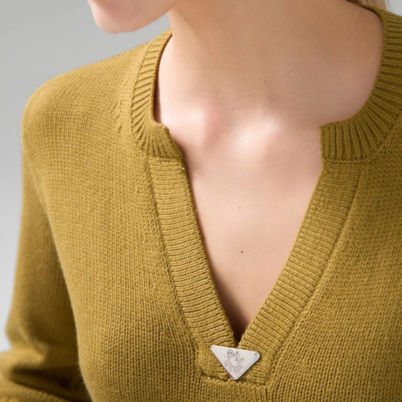 White house black market elbow sleeve v neck pullover sweater size Medium. - Picture 3 of 12